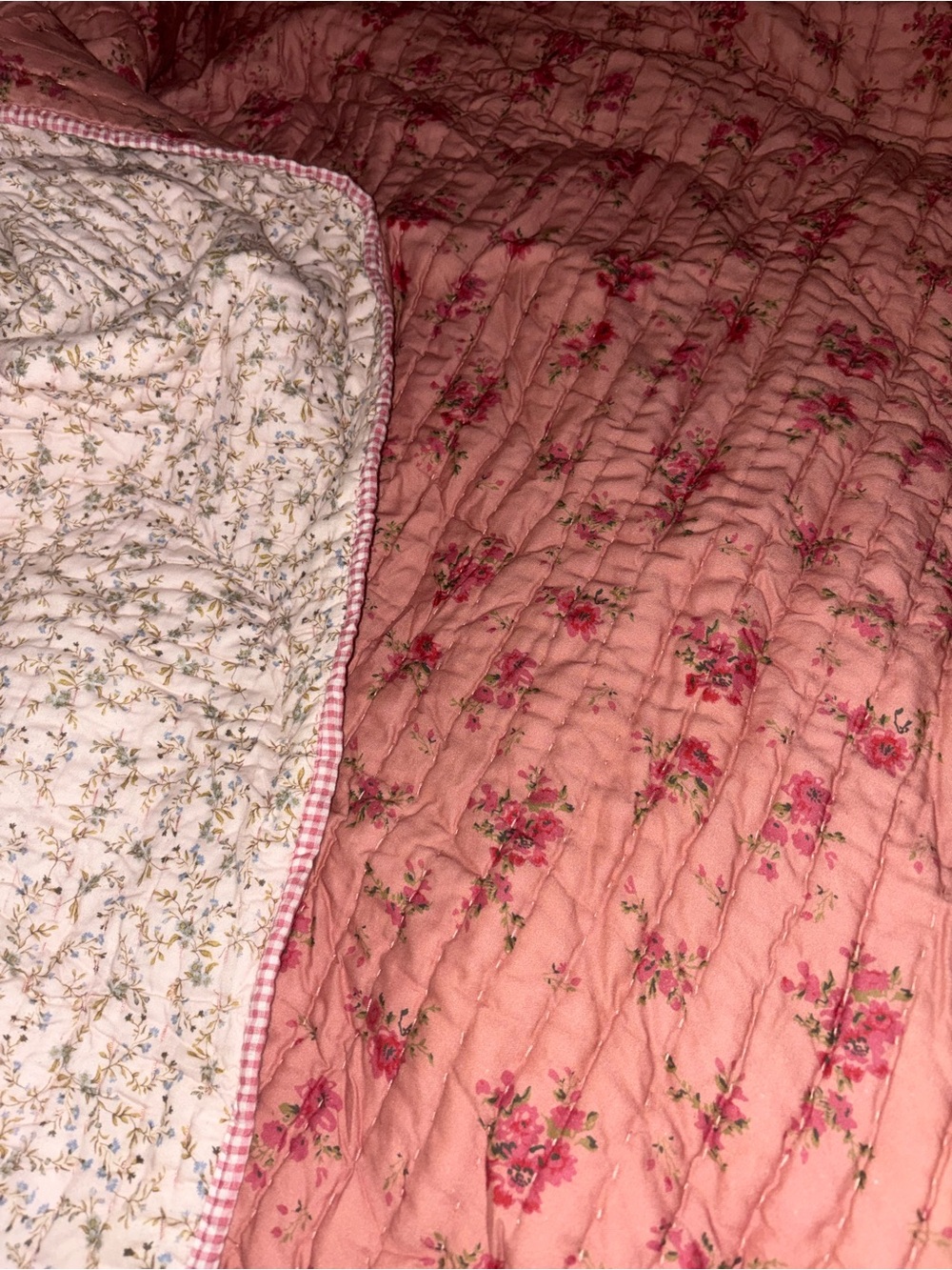 Reversible Floral Quilted Bedspread in Pink and Cream